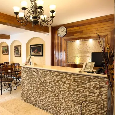 Una televisión o centro de entretenimiento en Quinta Roca Hotel