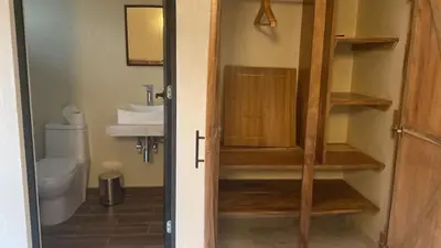 Un baño de Guitarra Inn