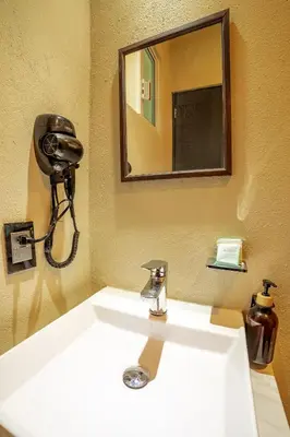 Un baño de Guitarra Inn