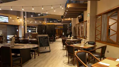 Un restaurante o sitio para comer en Hotel Abastos Plaza