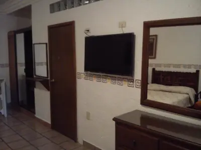 Una televisión o centro de entretenimiento en CasaGrande Posada Ejecutiva