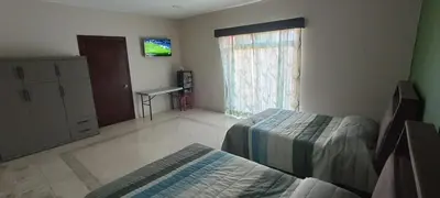 Una televisión o centro de entretenimiento en Agradable Habitación Ojo de agua