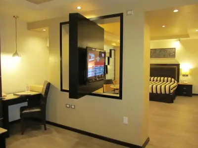 Una televisión o centro de entretenimiento en Hotel Colonial