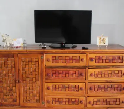 Una televisión o centro de entretenimiento en Casa Tenorio Hospedaje