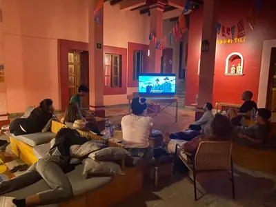 Una televisión o centro de entretenimiento en Viajero Oaxaca Hostel