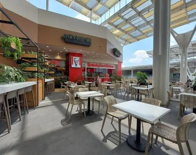 Un restaurante o sitio para comer en Departamento Cerca del Aeropuerto/ Buena Ubicación