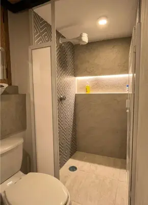 Un baño de Las Heliconias