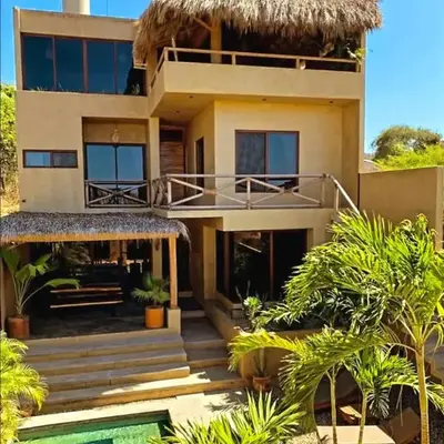 Casa Maloya alberca y vista al mar