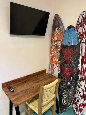 Una televisión o centro de entretenimiento en PointBreak Surfhouse