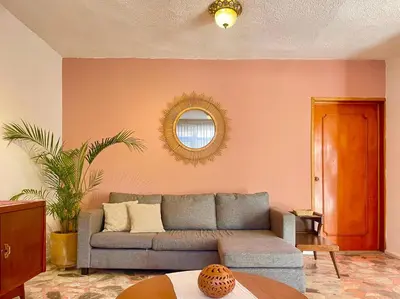 Zona de estar de Spacious artsy home with fast WiFi