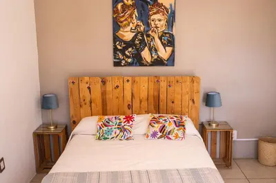 Cama o camas de una habitación en Spacious artsy home with fast WiFi