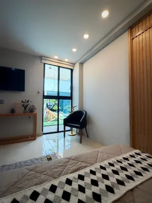 Una televisión o centro de entretenimiento en 