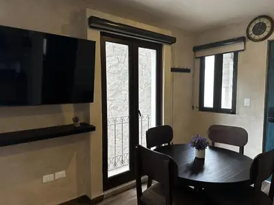 Una televisión o centro de entretenimiento en Loft Nizza en ValQuirico a 50 mts Plaza del Zocalo