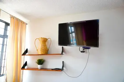 Una televisión o centro de entretenimiento en HOSTAL CHOCOLATE CALENDA