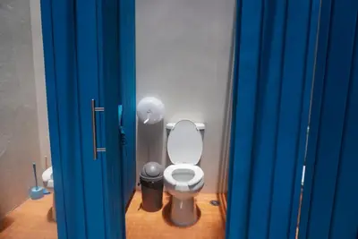 Un baño de HOSTAL CHOCOLATE CALENDA