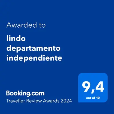 Certificado, premio, señal o documento que está expuesto en lindo departamento independiente
