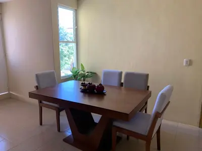 Zona de estar de Departamento completo, cómodo y cerca del aeropuerto