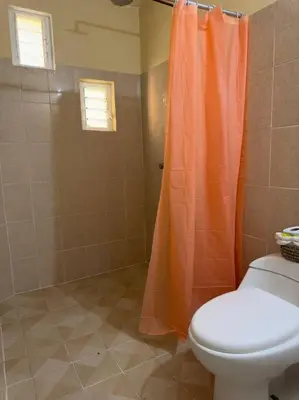 Un baño de Departamento completo, cómodo y cerca del aeropuerto