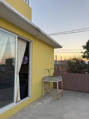 Un balcón o terraza de Departamento completo, cómodo y cerca del aeropuerto