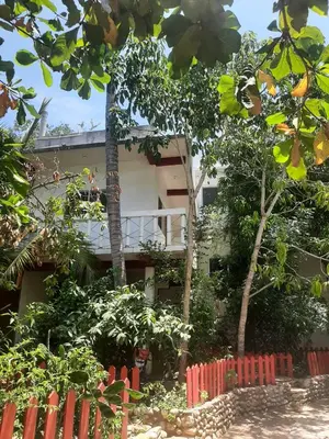 Edificio en el que se encuentra el hostal o pensión