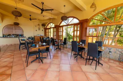 Un restaurante o sitio para comer en Casa Ceiba Huatulco - Adults Only