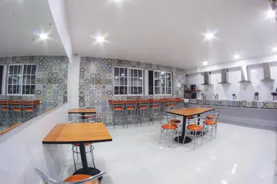 Un restaurante o sitio para comer en La Casa del Reloj - Zona de Hospitales