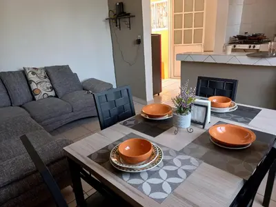 Zona de estar de Nice apartamento. 5 minutos del aeropuerto.