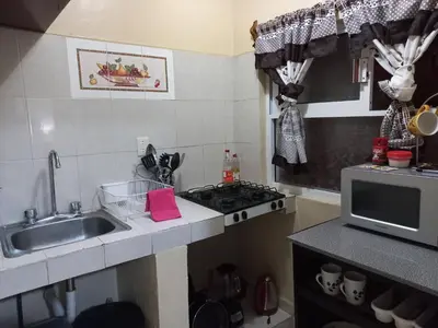 Una cocina o zona de cocina en Cómodo & confortable apartamento. 5 minutos del aeropuerto