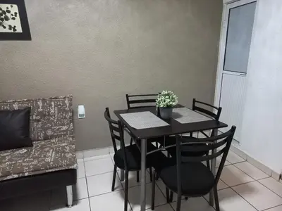 Zona de estar de Cómodo & confortable apartamento. 5 minutos del aeropuerto