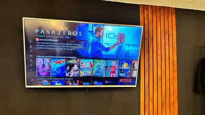 Una televisión o centro de entretenimiento en Homsty