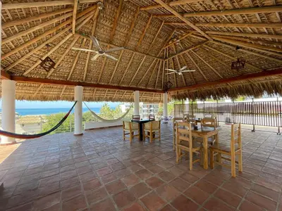 Un restaurante o sitio para comer en Sicarú, Hospedaje en Punta Zicatela