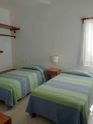 Cama o camas de una habitación en Apartment Tortugas - rooms with AC and great pool at 5 min from Carrizalillo beach and Benito Juarez Bulevard