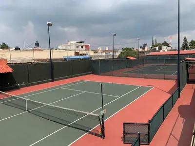 Instalaciones para jugar a tenis o squash en Mesón Yollotl o alrededores