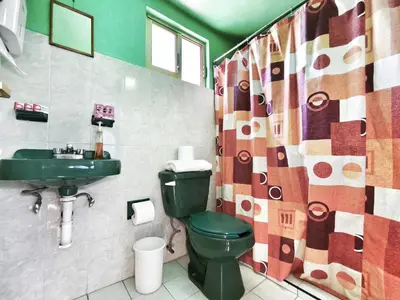 Un baño de Nice bedroom at 5 min Mexico City Airport T1 & T2