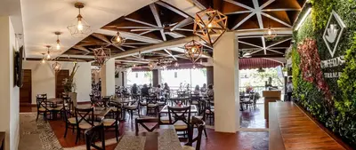 Un restaurante o sitio para comer en Hotel Mansur Business & Leisure