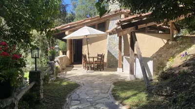 Jardín al aire libre en Cabañas La Cascada