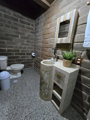 Un baño de cabaña el rio 2