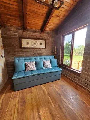 Zona de estar de cabaña el rio 2