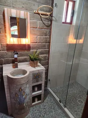 Un baño de cabaña el rio 2