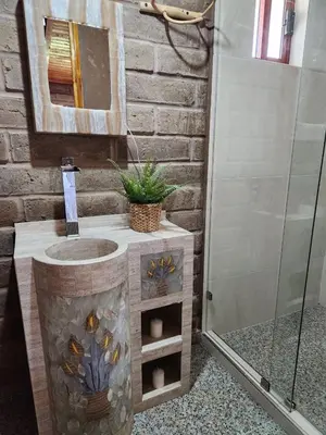 Un baño de cabaña el rio 2