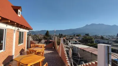 Vista general de una montaña o vista desde el hostal o pensión