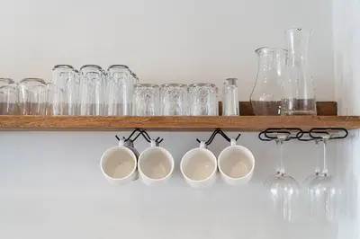 Utensilios para hacer té y café en Quiet La Punta Surf Villa