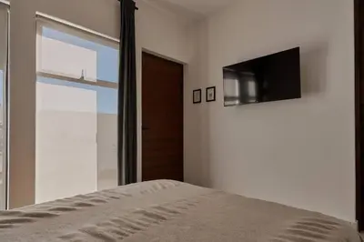 Una televisión o centro de entretenimiento en Céntrico Live