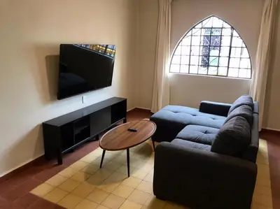 Una televisión o centro de entretenimiento en Céntrico Live