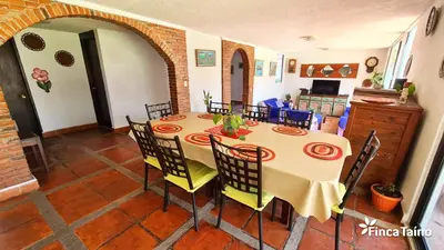 Una televisión o centro de entretenimiento en Finca Taino. Hermosa casa con alberca