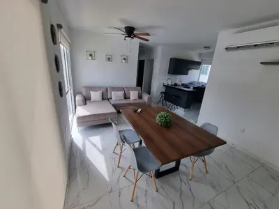 Una televisión o centro de entretenimiento en Departamento Acapulco Diamante - 2 habitaciones