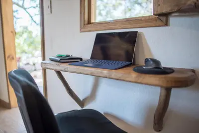 Una televisión o centro de entretenimiento en Bungalow Indra Tepoztlan
