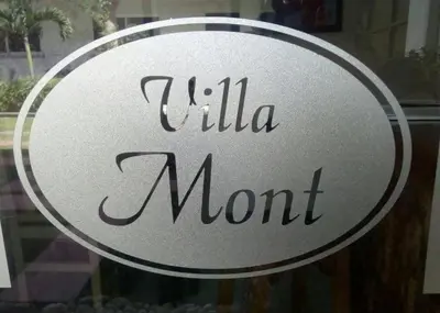 Certificado, premio, señal o documento que está expuesto en Villa Mont