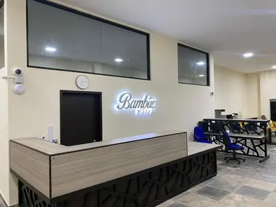 Una televisión o centro de entretenimiento en LOS BAMBUES HOTEL