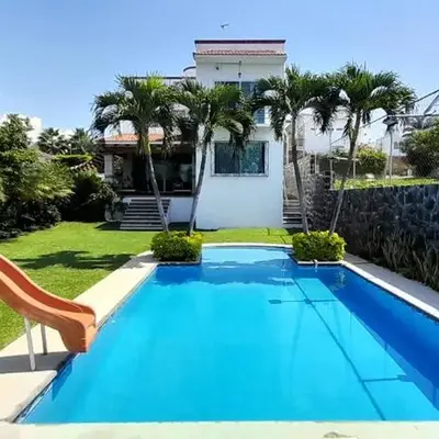 Casa con alberca privada y agradable jardín